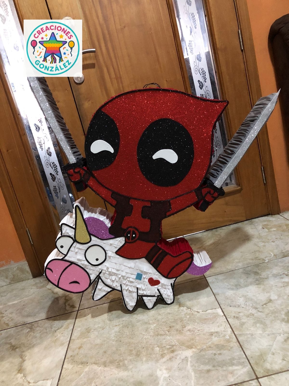 Piñata Deadpool en unicornio.